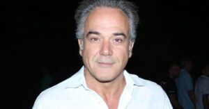Παύλος Ευαγγελόπουλος: Στα 64 του χρόνια με κοιλιακούς που «κόβουν» την ανάσα – Η επιστροφή στα social media