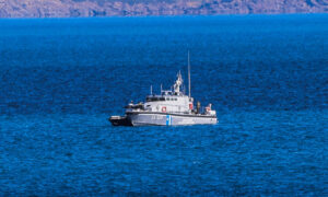 Βυθίζεται σκάφος τώρα στη χώρα μας – Αγωνία για τους επιβάτες