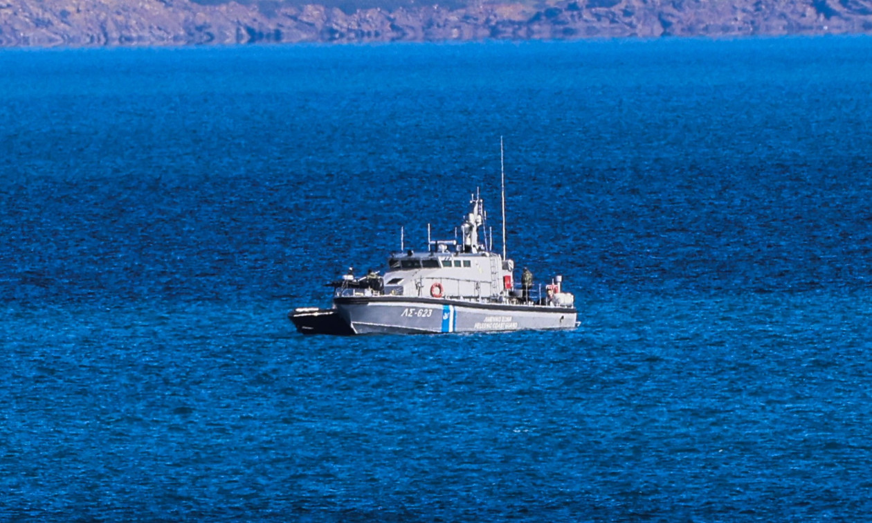 Βυθίζεται σκάφος τώρα στη χώρα μας - Αγωνία για τους επιβάτες