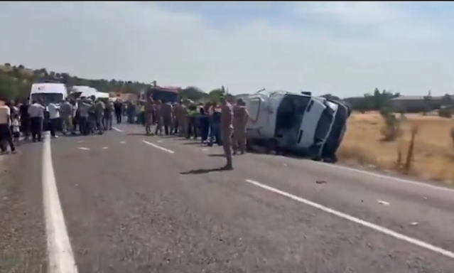 Πολύνεκρο τροχαίο με επτά νεκρά μέλη της ίδιας οικογένειας – Πήγαιναν με βαν σε αρραβώνα
