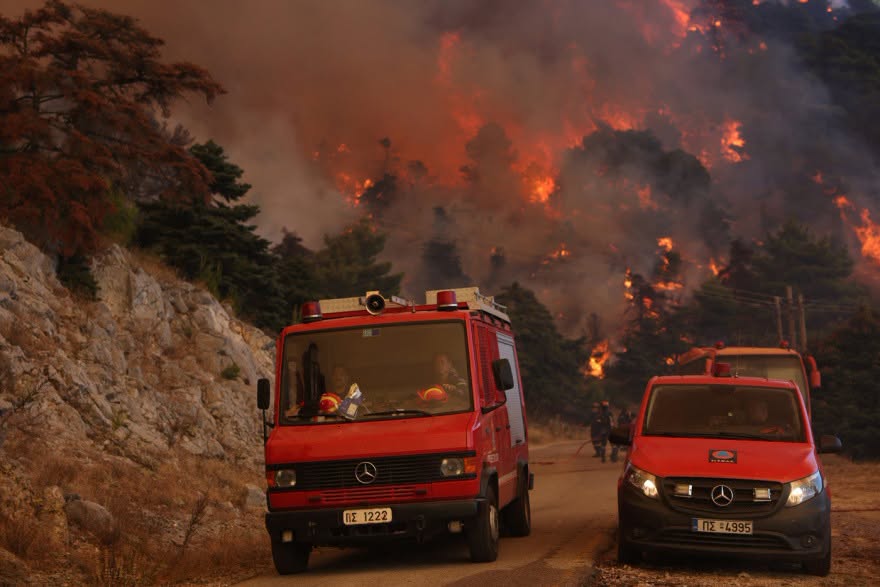 ΕΚΤΑΚΤΟ – Θρίλερ δίχως τέλος: Καίει τα πάντα στο πέρασμά της η φωτιά