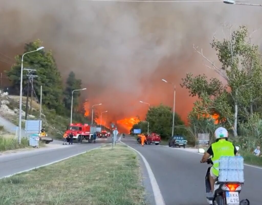 Μεγάλη φωτιά τώρα στη Χαλκιδική: Σηκώθηκαν 3 αεροπλάνα – Πού ήχησε το 112