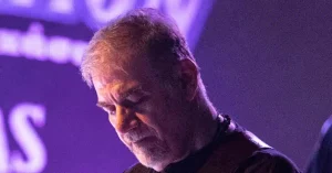 Ο Δημήτρης Σταρόβας στο μοναστήρι της Παναγίας Χοζοβιώτισσας στην Αμοργό – «Ποτέ δεν είναι αργά»