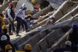 Σβήνουν οι ελπίδες για επιζώντες από τον σεισμό – Στους 281 οι νεκροί