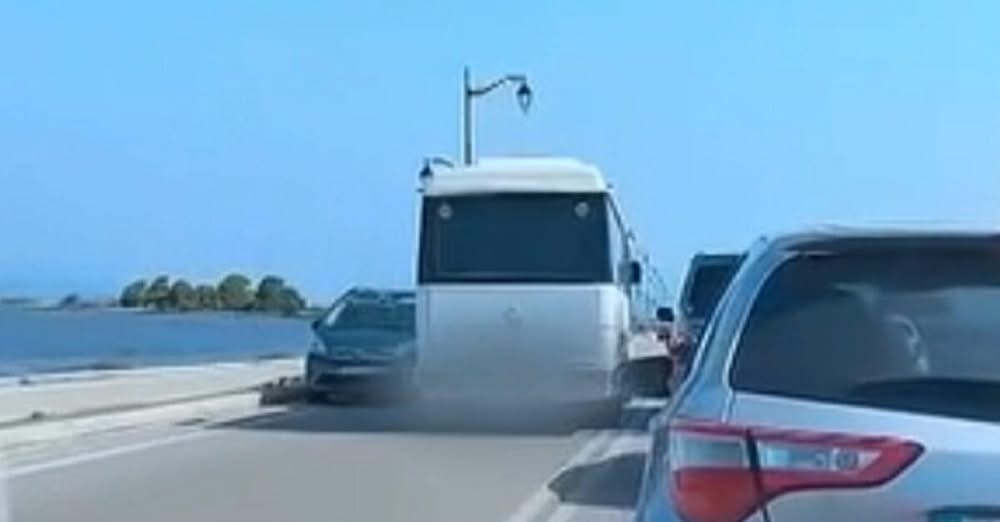 Παραλίγο τραγωδία στη Λευκάδα: Οδηγός λεωφορείου έκανε παράνομη προσπέραση στη γέφυρα