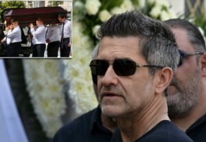 Απίστευτο! Με μαύρα γυαλιά έκρυβε τα δάκρυα του ο Φοίβος στην κηδεία του Κόκοτα- Τι συνέβη κατά την ώρα της εξόδιου ακολουθίας