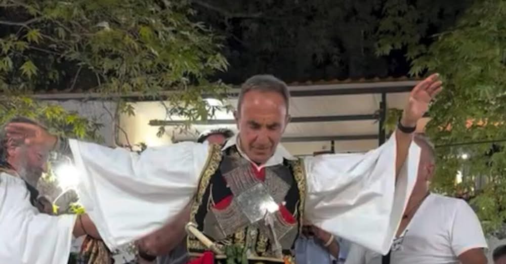 Ο Νίκος Αλιάγας χόρεψε με φουστανέλα σε πανηγύρι στη Σταμνά Μεσολογγίου και γνώρισε την αποθέωση