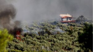 Δραματική η κατάσταση στο Πόρτο Γερμενό: “Η φωτιά έφτασε μέχρι το λιμάνι, πέρασε μέσα από το χωριό -Έχουν καεί σπίτια και ζώα”