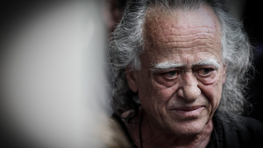 Νίκος Καλογερόπουλος: Ηχηρή απουσία πασίγνωστου Έλληνα τραγουδιστή από την κηδεία του – Ήταν 40 χρόνια φίλοι