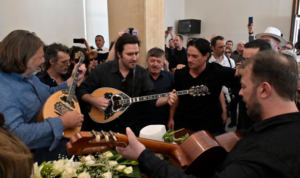 Λύγισαν όλοι στην κηδεία του Νίκου Καλογερόπουλου: Με αυτό το τραγούδι είπαν το τελευταίο αντίο στον σπουδαίο ηθοποιό
