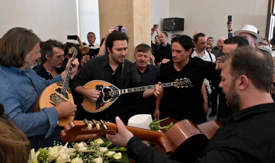 Λύγισαν όλοι στην κηδεία του Νίκου Καλογερόπουλου: Με αυτό το τραγούδι είπαν το τελευταίο αντίο στον σπουδαίο ηθοποιό