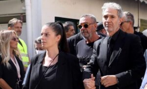 “Στην κηδεία δεν θα”: Το ανακοίνωσε με κλάματα η σύζυγος Κόκοτα – Η απόφαση της οικογένειας του τραγουδιστή