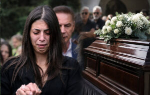 Κηδεία Κόκοτα: Υποβασταζόμενη έκλαιγε με λυγμούς η αδερφή του Μαριάννα- Τραγικές στιγμές σην Παναγία Ελεούσα