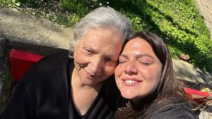 Δανάη Μπάρκα: «Πήγα, της έκανα έκπληξη, κι έφυγα» – Το τρυφερό βίντεο με τη γιαγιά της