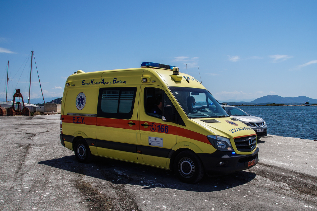 ΕΚΤΑΚΤΟ ΤΩΡΑ ΠΑΝΙΚΟΣ ΣΤΗ ΧΩΡΑ ΜΑΣ - ΠΡΟΣΕΚΡΟΥΣΕ ΤΟΥΡΙΣΤΙΚΟ ΣΚΑΦΟΣ ΓΕΜΑΤΟ ΚΟΣΜΟ