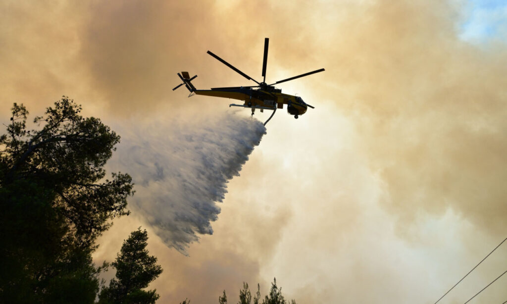 Φωτιά τώρα στη χώρα μας: Καίγεται ορεινός όγκος – Τι φοβούνται οι ειδικοί για την εξάπλωσή της