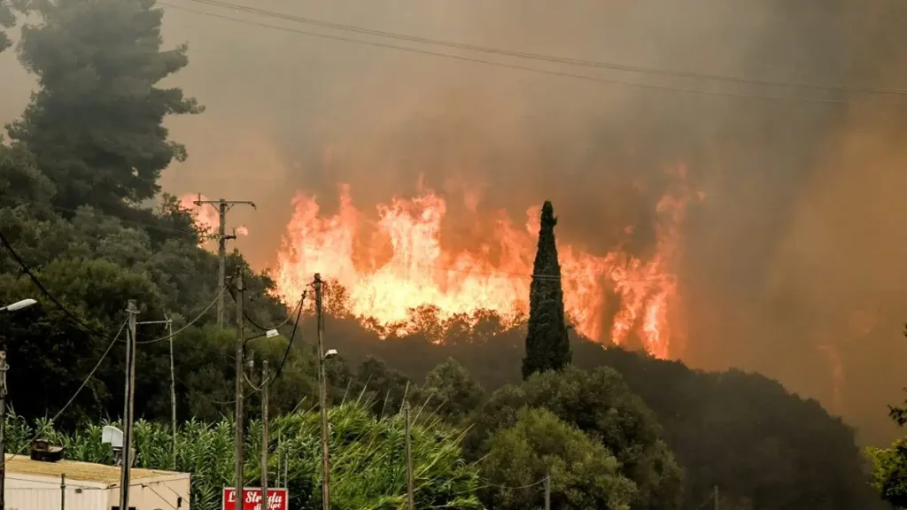 Νέα ΦΩΤΙΑ ΤΩΡΑ σε πασίγνωστο νησί – Μεγάλη επιχείρηση της πυροσβεστικής