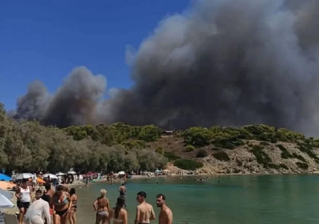 Τραγωδία στη Σαλαμίνα: Δύο νεκροί από τις φωτιές, καίγονται σπίτια – Σε εξέλιξη επιχείρηση εκκένωσης
