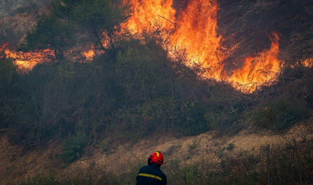 ΜΑΥΡΑ ΜΑΝΤΑΤΑ στην Τήνο ανήμερα της Παναγίας – Καίγεται το νησί