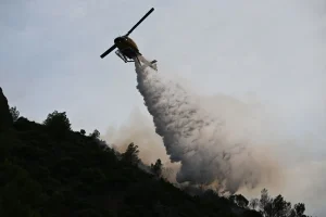 Ήχησε συναγερμός για δύο νέα μέτωπα φωτιάς στη χώρα – Στη μάχη ισχυρές επίγειες και εναέριες δυνάμεις της Πυροσβεστικής