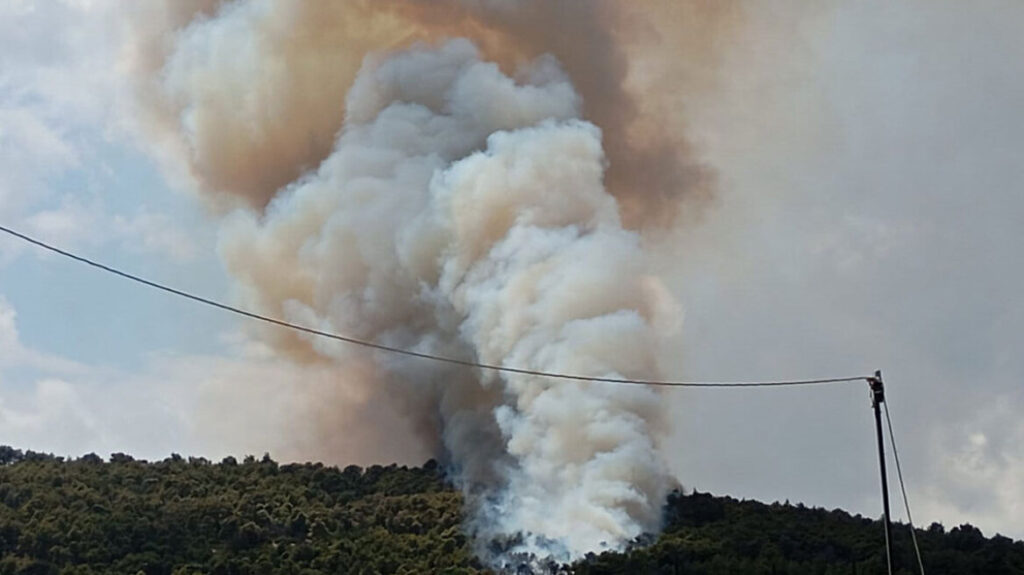 ΦΩΤΙΑ ΤΩΡΑ ΣΤΗΝ ΑΤΤΙΚΗ – ΟΙ ΦΛΟΓΕΣ ΕΧΟΥΝ ΦΤΑΣΕΙ ΣΤΑ ΣΠΙΤΙΑ