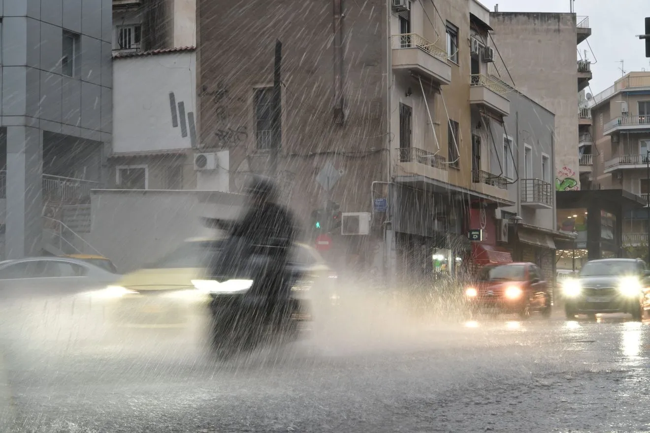 Έκτακτη προειδοποίηση Αρναούτογλου για τον καιρό: Έρχεται σφοδρή κακοκαιρία με μπόρες και καταιγίδες – Ποιες περιοχές είναι στο κόκκινο