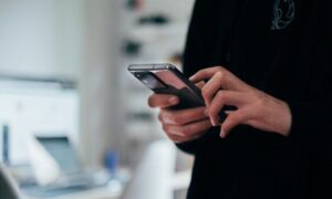 Τηλεφωνική απάτη στο κινητό: Μην απαντήσετε ποτέ σ’ αυτό τον αριθμό – Σας χρεώνει πάνω από 100 ευρώ!