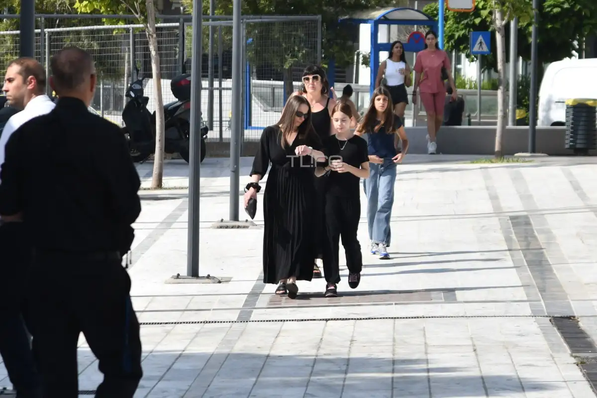ΣΥΝΤΕΤΡΙΜΜΕΝΗ Η ΣΥΖΥΓΟΣ ΤΟΥ ΚΟΚΟΤΑ ΣΤΗΝ ΚΗΔΕΙΑ ΤΟΥ: Η ΚΙΝΗΣΗ ΠΟΥ ΤΟΥΣ ΕΚΑΝΕ ΟΛΟΥΣ ΝΑ ΛΥΓΙΣΟΥΝ