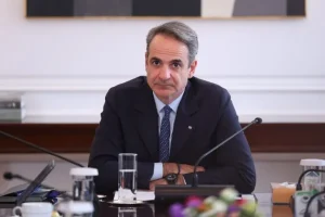 Είπε τελικά «ναι» στον Μητσοτάκη: Ο πασίγνωστος Έλληνας παρουσιαστής που κατεβαίνει υποψήφιος με ΝΔ