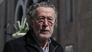 Μάκης Τριανταφυλλόπουλος: Συντετριμμένος στην κηδεία του αδερφού του – Απούσα η Κιμ Κίλιαν – Φωτογραφίες