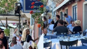 Ελένη Μενεγάκη: Με τον Ματέο Παντζόπουλο σε ταβέρνα στο Φισκάρδο – Το βίντεο που κάνει τον γύρο του Tik Tok