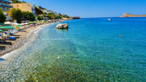 Ξέχασε τις ξαπλώστρες των 50 ευρώ: Το νησί του Σεπτεμβρίου που δεν αδειάζει το πορτοφόλι σου, έχει ζεστά νερά και υπέροχο φαγητό