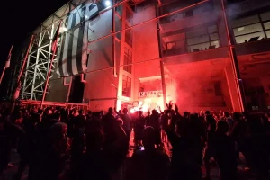 Κλιμακώνονται οι αντιδράσεις: Νυχτερινή διαμαρτυρία έξω από Τούμπα για Κωνσταντέλια – Τι ζητούν οι οπαδοί του ΠΑΟΚ