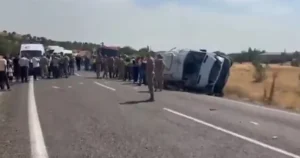 Πολύνεκρο τροχαίο με επτά νεκρά μέλη της ίδιας οικογένειας – Πήγαιναν με βαν σε αρραβώνα