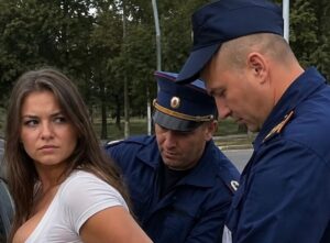 Δύο αστυνομικοί της τροχαίας σταμάτησαν χωρίς κανέναν λόγο μια νεαρή γυναίκα, την πίεσαν πάνω στο αυτοκίνητό της και της πέρασαν βίαια χειροπέδες. Όμως, όταν ένας από τους αστυνομικούς έβαλε το χέρι του στην τσέπη της, ύστερα από παράκλησή της, και είδε τι υπήρχε μέσα, και οι δύο άντρες πάγωσαν από το σοκ