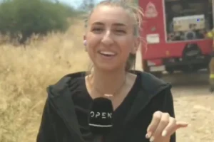 Δημοσιογράφος του Open γελούσε κατά τη διάρκεια ζωντανής σύνδεσης από τη φωτιά – Έντονες αντιδράσεις