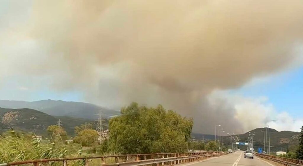Φωτιά στο Σκάλωμα Φωκίδας – Εντολή για εκκένωση σε επτά οικισμούς, ενισχύθηκαν οι πυροσβεστικές δυνάμεις