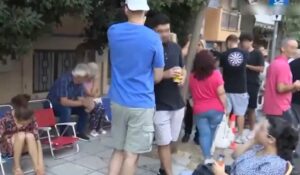 Πολίτες κοιμούνται έξω από αστυνομικό τμήμα για να βγάλουν διαβατήριο με την παλιά ταυτότητα