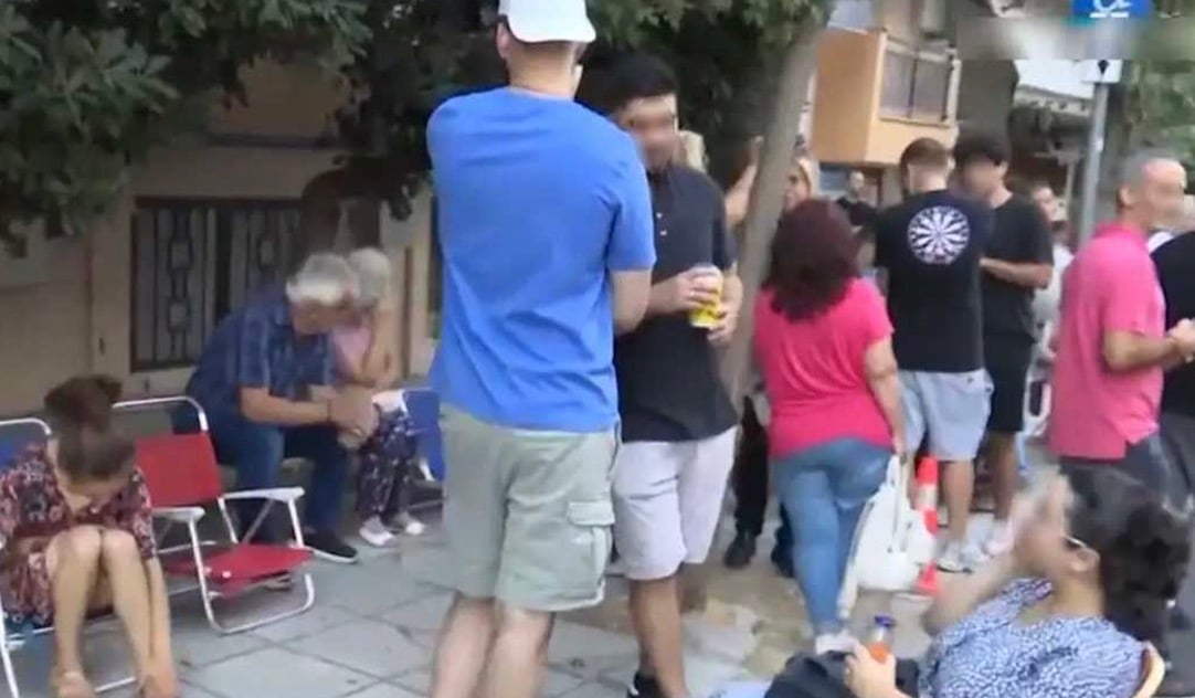 Πολίτες κοιμούνται έξω από αστυνομικό τμήμα για να βγάλουν διαβατήριο με την παλιά ταυτότητα