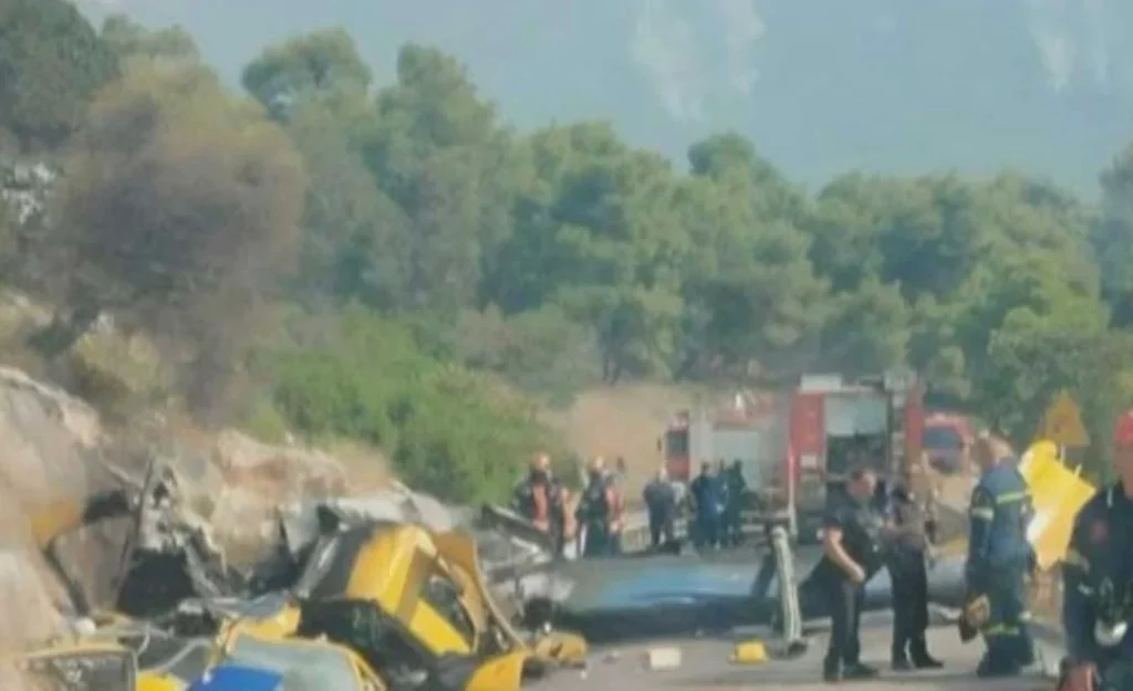 ΕΙΚΟΝΑ ΣΟΚ ΑΠΟ ΤΑ ΣΥΝΤΡΙΜΜΙΑ ΤΟΥ ΕΛΙΚΟΠΤΕΡΟΥ ΣΤΗ ΨΑΘΑ – ΣΤΟ ΝΟΣΟΚΟΜΕΙΟ ΧΩΡΙΣ ΤΙΣ ΑΙΣΘΗΣΕΙΣ ΤΟΥΣ ΤΑ ΔΥΟ ΑΤΟΜΑ ΤΟΥ ΠΛΗΡΩΜΑΤΟΣ