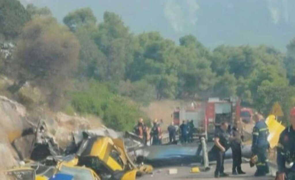 Συντριβή πυροσβεστικών ελικοπτέρων στη φωτιά της Ψάθας – Χωρίς τις αισθήσεις τους το πλήρωμα του ενός