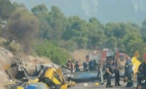 Συντριβή πυροσβεστικών ελικοπτέρων στη φωτιά της Ψάθας – Χωρίς τις αισθήσεις τους το πλήρωμα του ενός