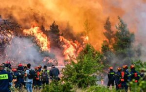 Δραματικές ώρες στη Δυτική Αττική: Εκκενώνεται η Ψάθα, οι φλόγες δίπλα στα σπίτια