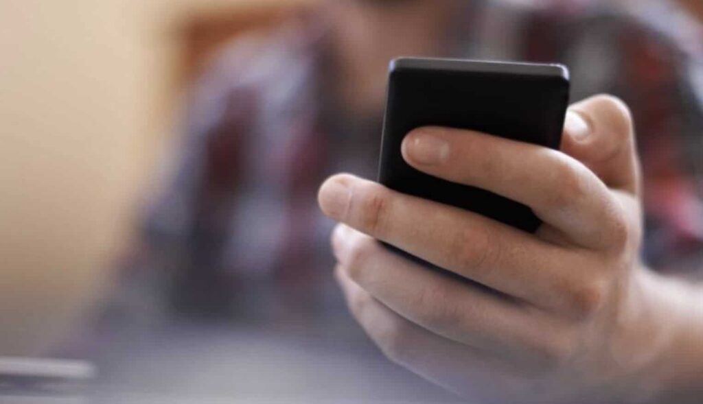 Τηλεφωνική απάτη στο κινητό: Μην απαντήσετε ποτέ σ’ αυτό τον αριθμό – Σας χρεώνει πάνω από 100 ευρώ