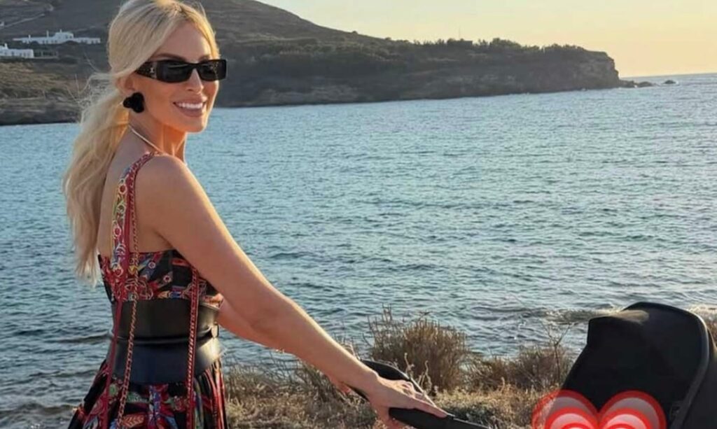 Κατερίνα Καινούργιου: Αγκαλιά με την τεσσάρων μηνών κόρη της με φόντο το ηλιοβασίλεμα της Πάρου