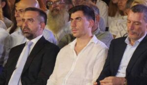 Σάλος με τον Φειδία Παναγιώτου στην Κύπρο: Πήγε με σορτς σε εκδήλωση μνήμης για τους Ισαάκ και Σολωμού