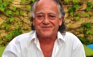 Νίκος Καλογερόπουλος: Η τελευταία δημόσια εμφάνισή του πριν φύγει από τη ζωή – Μαυροφορεμένος και θλιμμένος