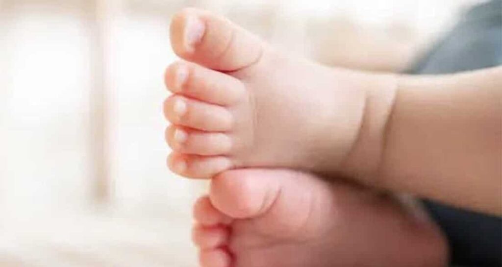 Το βρέφος που περίμενε 8 μήνες βρήκε οικογένεια – Συγκλονίζει η ιστορία του