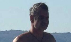 Για πρωινό μπάνιο ο Κυριάκος Μητσοτάκης μετά το ατύχημα που είχε με το ποδήλατό του