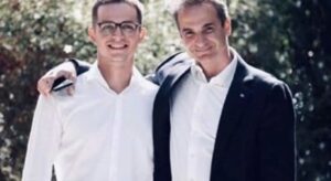 Κυριάκος και Κωνσταντίνος Μητσοτάκης μαζί: Καλοκαίρι για πατέρα και γιο στα Χανιά – Η φωτογραφία δίπλα στη θάλασσα